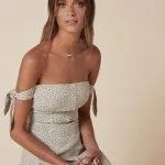 Сукня з відкритими плечима