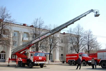 Пожежні висувні автодрабини типу ал 30 і ал 50 з гідравлічним приводом - основні елементи (приводом) Пожежні висувні автодрабини типу ал 30 і ал 50 з гідравлічним приводом - основні елементи
