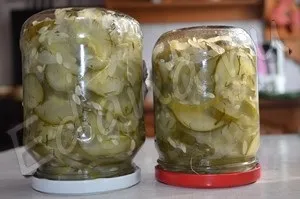 Салат з огірків і цибулі на зиму