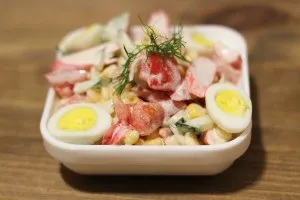Салат з крабовими паличками, помідорами і кукурудзою рецепт з фото (салат) Салат з крабовими паличками, помідорами і кукурудзою рецепт з фото