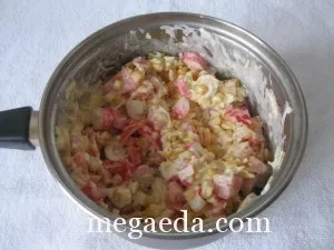 Салат з крабовими паличками, сиром і кукурудзою (сиром) Салат з крабовими паличками, сиром і кукурудзою