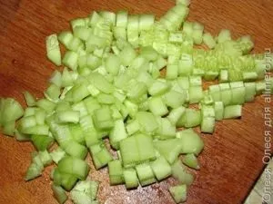 Салат з копченою ковбасою кукурудзою і зеленим горошком