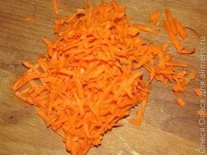 Салат з копченою ковбасою кукурудзою і зеленим горошком