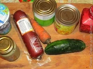 Салат з копченою ковбасою кукурудзою і зеленим горошком