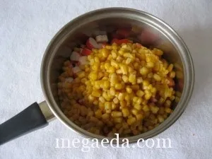 Салат з крабовими паличками, сиром і кукурудзою (паличками) Салат з крабовими паличками, сиром і кукурудзою