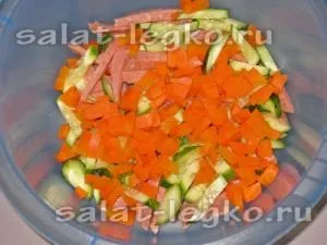 Салат з горошком, яйцями і ковбасою (яйцями) Салат з горошком, яйцями і ковбасою