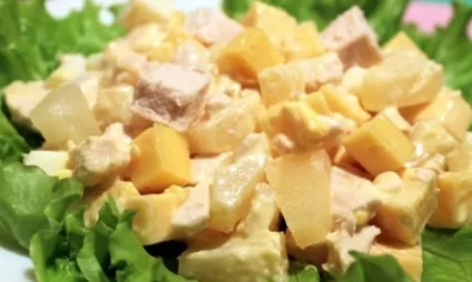 Салат з куркою, печерицями та кукурудзою, готуємо смачно