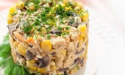 Салат з куркою, печерицями та кукурудзою, готуємо смачно