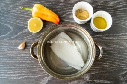 Салат з кальмарами і огірком