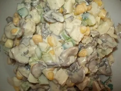 Салат з куркою, печерицями, огірком, кукурудзою (кукурудзою) Салат з куркою, печерицями, огірком, кукурудзою