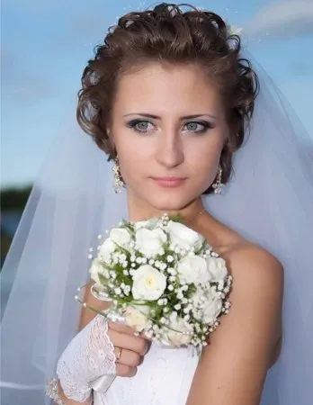 Весільні зачіски на кучеряве волосся, ціни і фото в москві (кучеряве) Весільні зачіски на кучеряве волосся, ціни і фото в москві