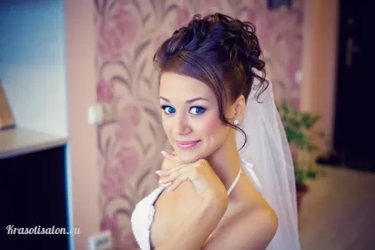 Весільні зачіски на кучеряве (кучеряве) волосся середньої довжини з косою, салон краси (весільні зачіски на кучеряве волосся середньої довжини) Весільні зачіски на кучеряве (кучеряве) волосся середньої довжини з косою, салон краси