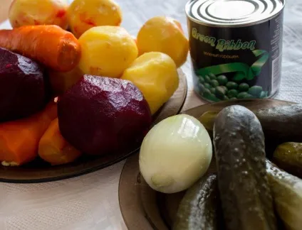 Вінегрет з солоними огірками, різні люди (склад вінегрету класичний) Вінегрет з солоними огірками, різні люди