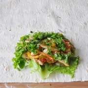Хрусткі конвертики з лаваша з куркою і овочами рецепт з фотографіями (конвертики) Хрусткі конвертики з лаваша з куркою і овочами рецепт з фотографіями