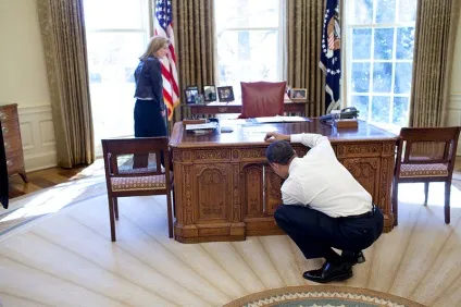 Ходіння по кабінетах - де працює американський президент офісні меблі і все навколо неї (Резолют Стіл «Резолют») Ходіння по кабінетах - де працює американський президент офісні меблі і все навколо неї