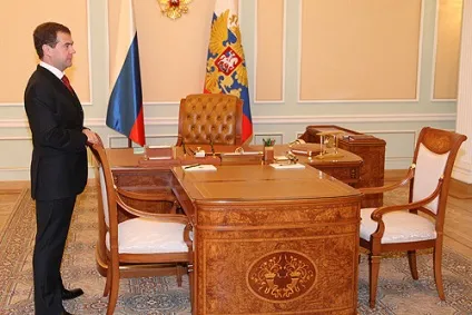 Ходіння по кабінетах - де працює американський президент офісні меблі і все навколо неї (Резолют Стіл «Резолют») Ходіння по кабінетах - де працює американський президент офісні меблі і все навколо неї