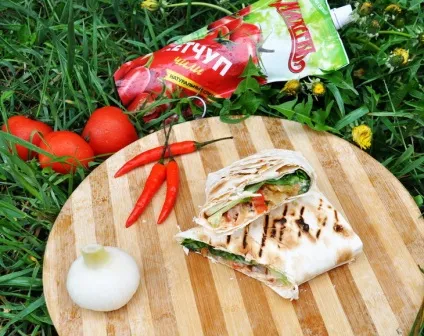 Хрусткі конвертики з лаваша з куркою і овочами рецепт з фотографіями (лаваша) Хрусткі конвертики з лаваша з куркою і овочами рецепт з фотографіями