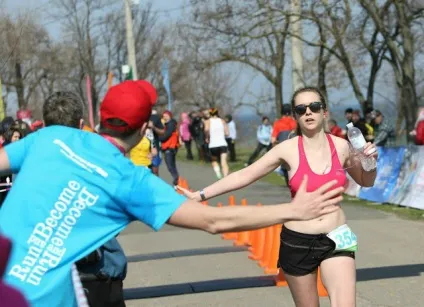 30 забіг, які варто пробігти влітку 2017, running girls (стоїть) 30 забіг, які варто пробігти влітку 2017, running girls