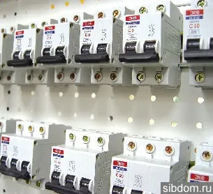 Автоматичні вимикачі установчі, універсальні, швидкодіючі вимикачі,