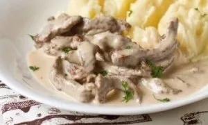 Бефстроганов з печінки популярні рецепти з покроковим фото (велика ложка борошна) Бефстроганов з печінки популярні рецепти з покроковим фото