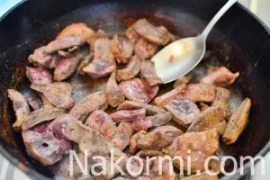 Бефстроганов зі свинячої печінки рецепт з фото
