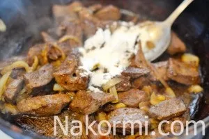 Бефстроганов зі свинячої печінки рецепт з фото
