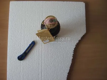 Букет для чоловіка з цукерок і пляшки коньяку (букет з цукерок з пляшкою для чоловіків) Букет для чоловіка з цукерок і пляшки коньяку