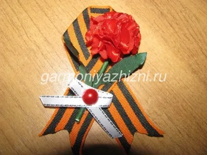 Брошка канзаші до 9 травня майстер клас (червоного кольору шириною) Брошка канзаші до 9 травня майстер клас