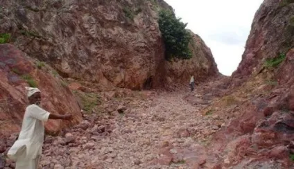 Людина, який прорив дорогу в горі (горі) Людина, який прорив дорогу в горі