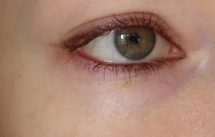 Для шкіри навколо очей - uriage isofill wrinkle focus correction eye contour care і mary kay timewise