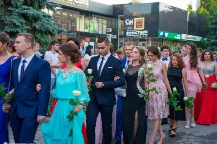 Гіпюр і «плаття-торт»