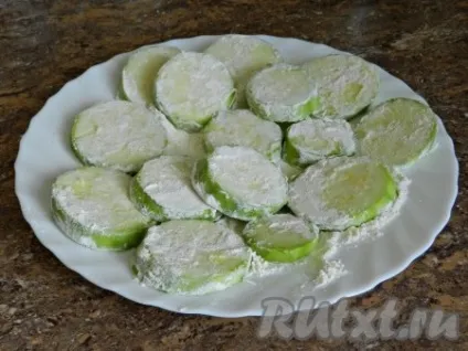 Кабачки, тушковані з куркою - готуємо покроково з фото