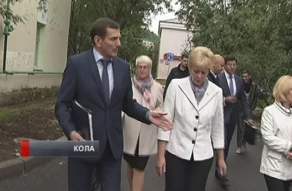 Як не провалитися в сніг мурманчанка не може вийти з власного під'їзду, стрічка новин, (сніг) Як не провалитися в сніг мурманчанка не може вийти з власного під'їзду, стрічка новин,