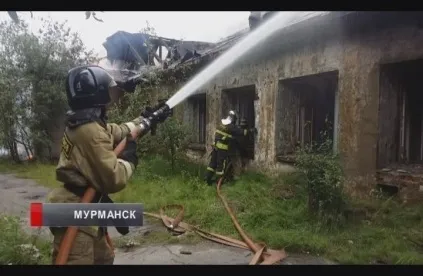 Як не провалитися в сніг мурманчанка не може вийти з власного під'їзду, стрічка новин, (будинки вулиці Фрунзе) Як не провалитися в сніг мурманчанка не може вийти з власного під'їзду, стрічка новин,
