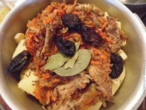 Картопля тушкована з чорносливом (картопля) Картопля тушкована з чорносливом
