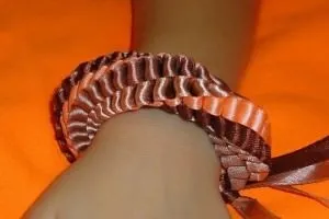 Як плести фенечки з стрічок своїми руками (фото і відео) (досягнемо необхідної довжини) Як плести фенечки з стрічок своїми руками (фото і відео)