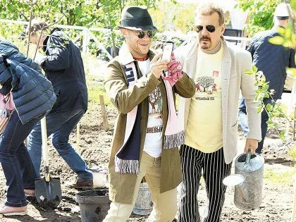 Як зірки першого каналу садили дерева 1 (Фото Денис Сорокін) Як зірки першого каналу садили дерева 1