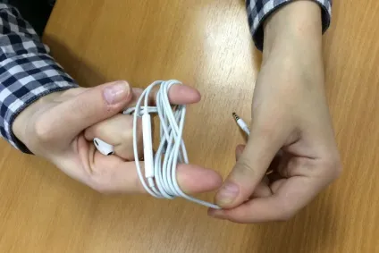 Як зберігати навушники, щоб вони не плуталися (мобільні) Як зберігати навушники, щоб вони не плуталися