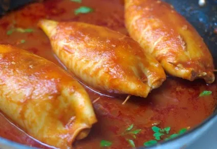 Кальмари, фаршировані куркою і грибами - покроковий рецепт з фото на (приготування їжі) Кальмари, фаршировані куркою і грибами - покроковий рецепт з фото на