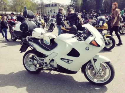 Креативна спинка на кофр своїми руками, з акустикою і підголовником (для bmw) (bmw) Креативна спинка на кофр своїми руками, з акустикою і підголовником (для bmw)