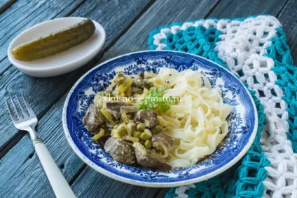 Куряча печінка з солоними огірками (що приготувати на смачну вечерю) Куряча печінка з солоними огірками