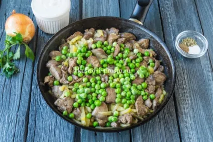 Куряча печінка з солоними огірками (солоними) Куряча печінка з солоними огірками