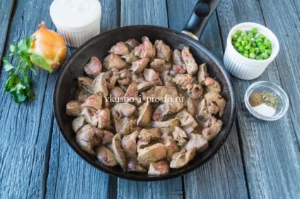 Куряча печінка з солоними огірками (куряча) Куряча печінка з солоними огірками