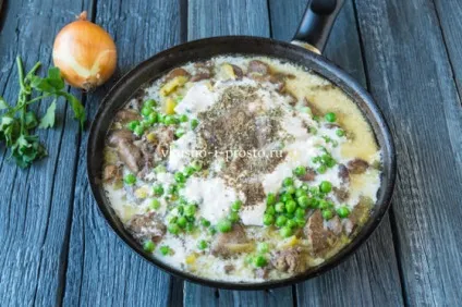 Куряча печінка з солоними огірками (печінка) Куряча печінка з солоними огірками