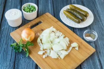 Куряча печінка з солоними огірками (огірками) Куряча печінка з солоними огірками