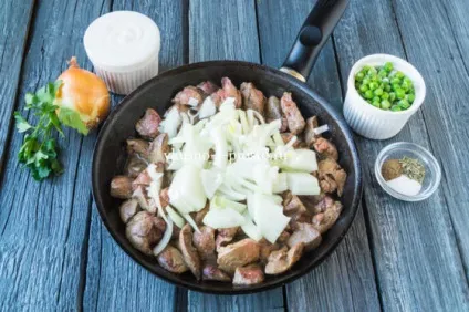 Куряча печінка з солоними огірками (печінка) Куряча печінка з солоними огірками