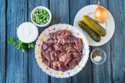 Куряча печінка з солоними огірками (огірками) Куряча печінка з солоними огірками