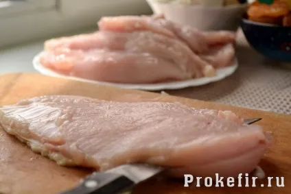 Курячий рулет у фользі в духовці з начинкою - рецепт з фото крок за кроком
