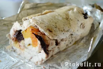 Курячий рулет у фользі в духовці з начинкою - рецепт з фото крок за кроком