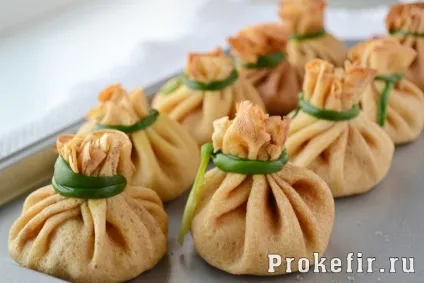 Курячий рулет у фользі в духовці з начинкою - рецепт з фото крок за кроком